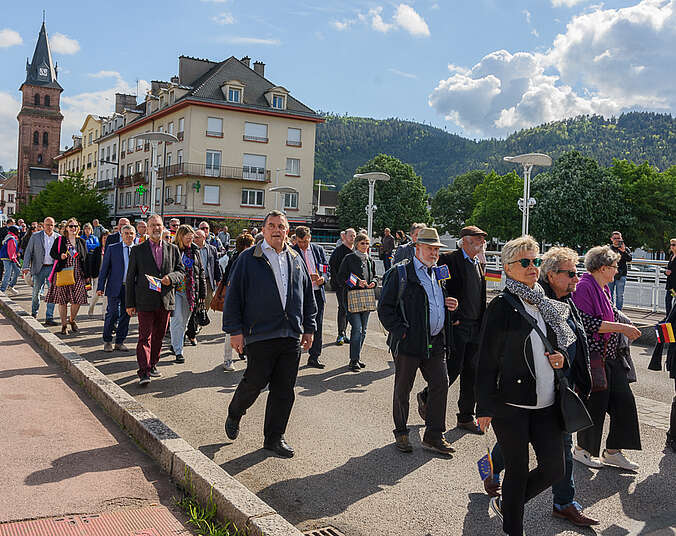 Menschen bei der Parade durch Saint-Dié-des-Vosges.