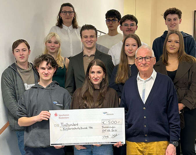 Gruppenbild mit Scheck. (Foto: Stadt Friedrichshafen)