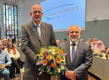Oberbürgermeister Simon Blümcke gratuliert Julius Mihm (links) zur Wahl als Baubürgermeister. 