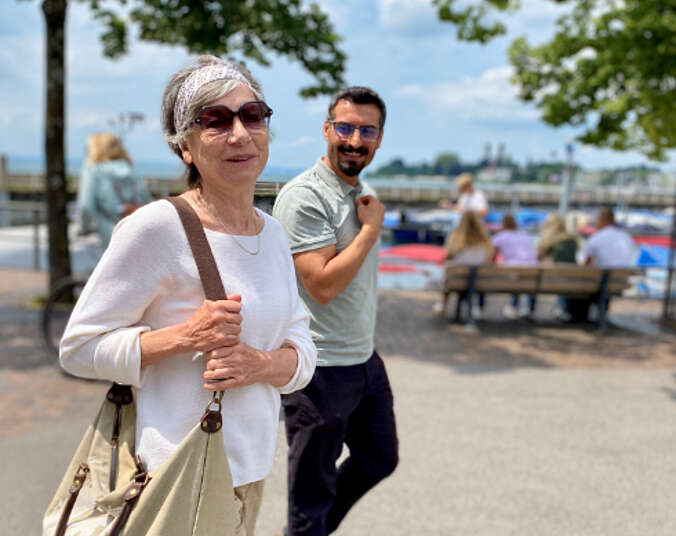 Zwei Menschen gehen an Promenade spazieren