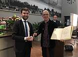 Fabian Müller, Erster Bürgermeister, und Jürgen Deeg mit Ehrenbrief der Stadt Friedrichshafen