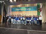 Die Ehrungsgruppe 2 wurde auf der Bühne durch den Ersten Bürgermeister Andreas Hein und Detflef Maaß, Amtsleiter Amt für Sport, Freizeit und außerschulisches Lernen, geehrt.