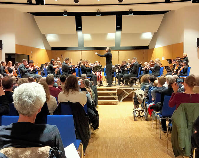 Musikerinnen und Musiker spielen auf der Bühne