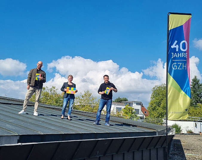 Drei Menschen auf dem Dach des GZH. (Foto: Graf-Zeppelin-Haus Friedrichshafen)