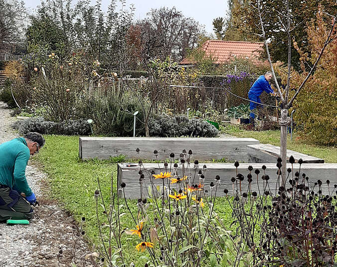 Zwei Männer arbeiten im Schaugarten.