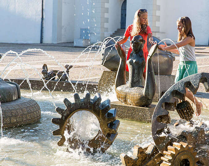 Kinder spielen am Buchhornbrunnen