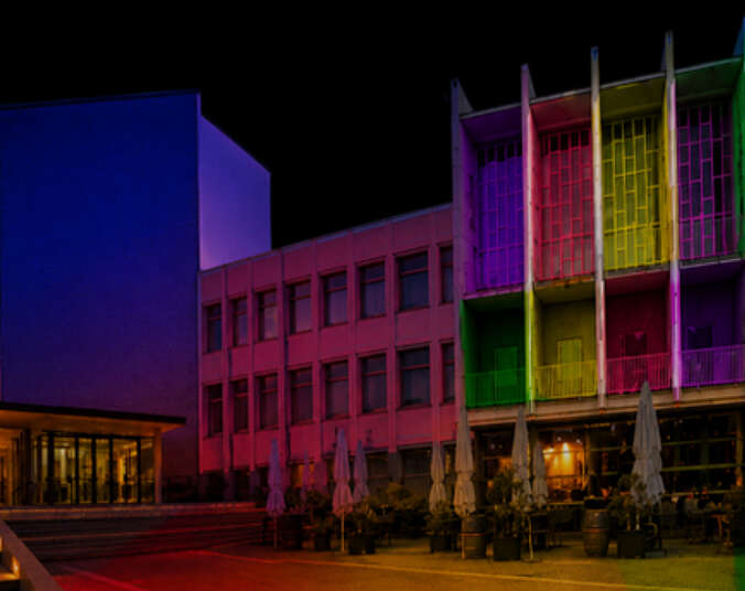Bunt beleuchtetes Rathaus am Adenauerplatz
