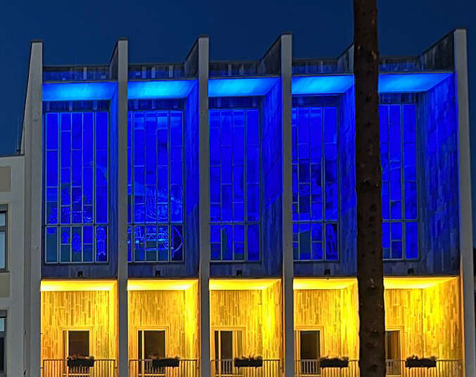 Rathaus beleuchtet in blau gelb