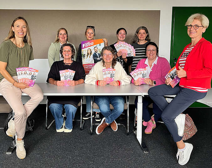 Mehrere Frauen am Tisch (Foto: Landratsamt Bodenseekreis)