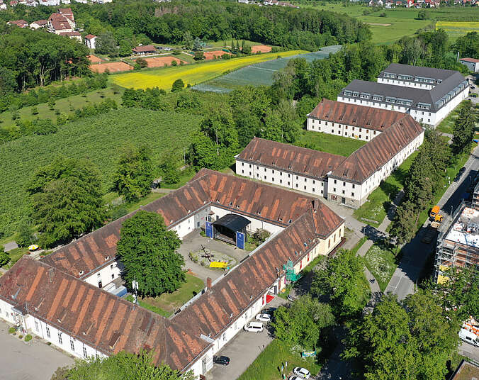 Luftbild von drei Kasernengebäuden im Fallenbrunnen