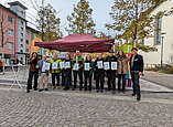 Oberbürgermeister Simon Blümcke mit der Urkunde „Fairtradetown Friedrichshafen“ und Personen, die sich für den fairen Handel in Friedrichshafen engagieren. (Foto: Stadtmarketing Friedrichshafen)