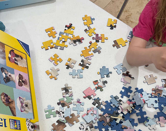 Puzzleteile auf einem Tisch.