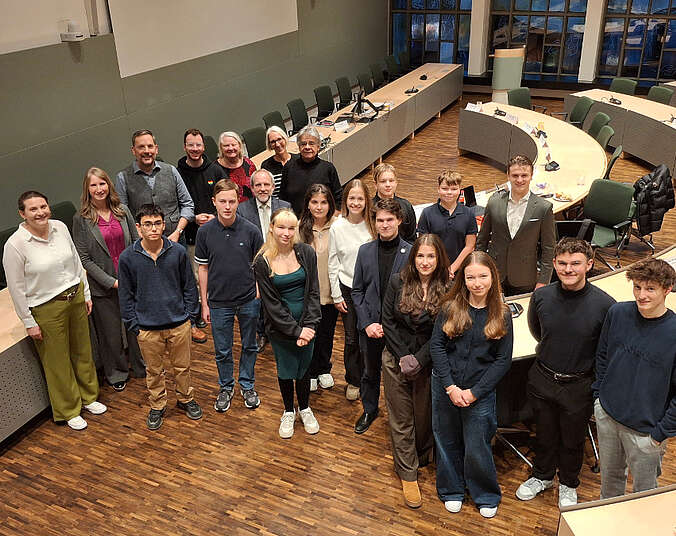 Gruppe von Jugendliche im Sitzungssaal im Rathaus