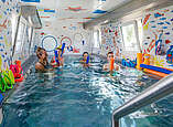 Wassergewöhnung und Wasserbewältigung sind entscheidende Grundlagen, damit Kinder schwimmen lernen können. (Foto: JWS)

