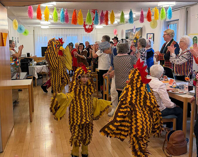 Frauen, Männer, Maskenträger tanzen und klatschen zur Musik