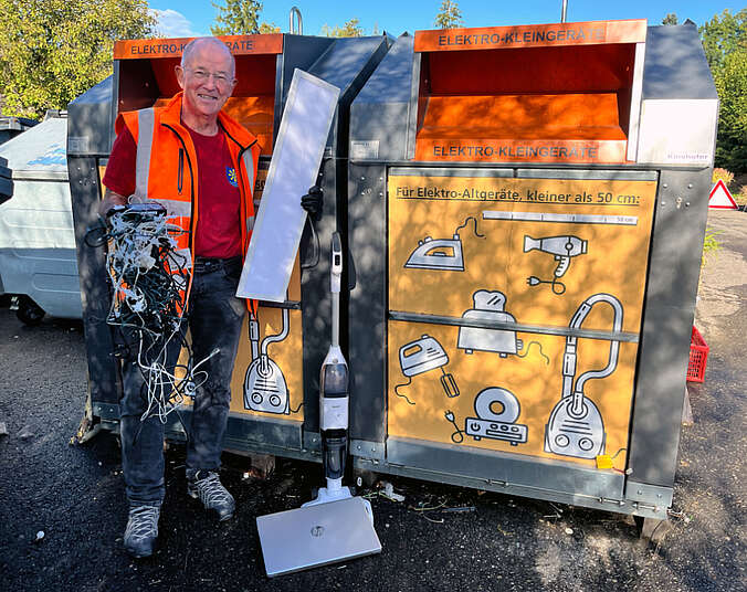 Mitarbeiter des Wertstoffhofes mit Kabeln (Foto: Landratsamt Bodenseekreis)