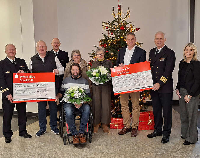 Menschengruppe mit Schildern