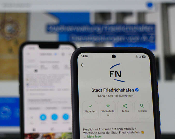 Zwei Smartphones und ein Desktop-PC: Auf den Displays sind der WhatsApp-Kanal, der Instagram-Kanal und die Website der Stadt Friedrichshafen zu sehen.