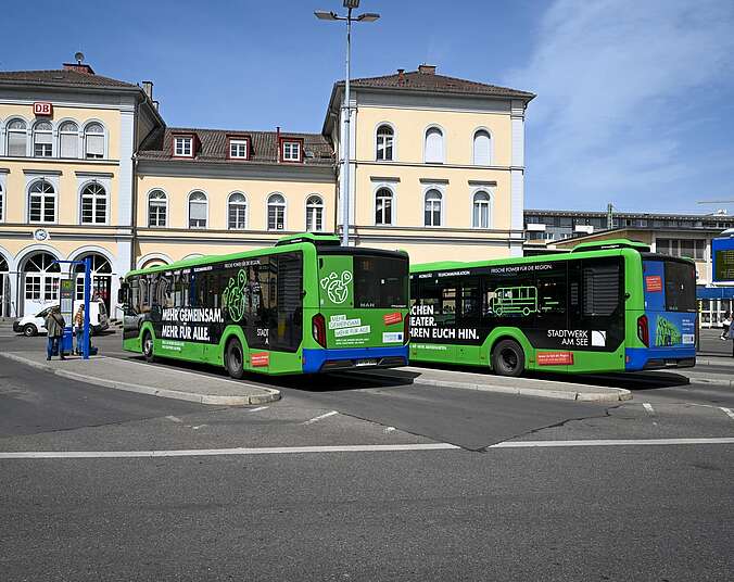 Zwei Busse vor dem Bahnhof. (Foto: SWSee)