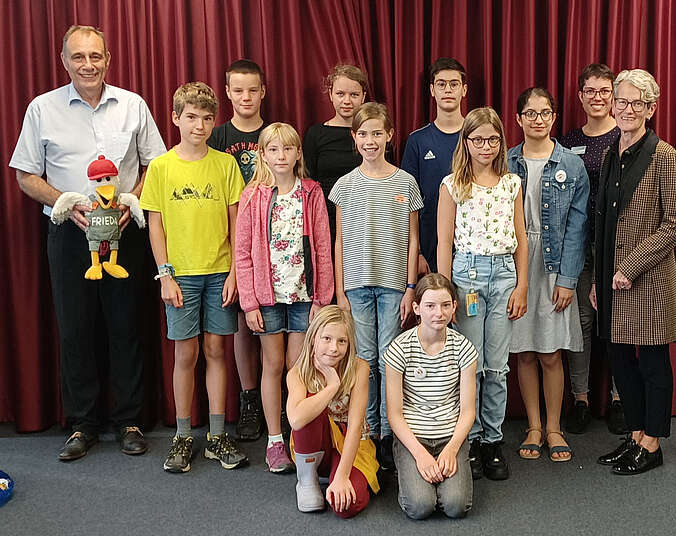 Gruppe von Mädchen und Jungen, links Bürgermeister Andreas Köster, rechts Sabine Giebeler, Leiterin Medienhaus