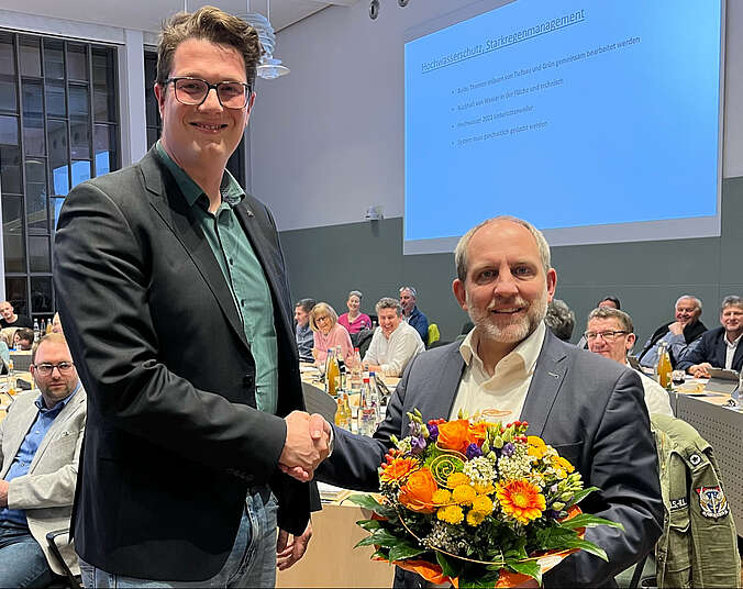 Zwei Männer schütteln die Hand