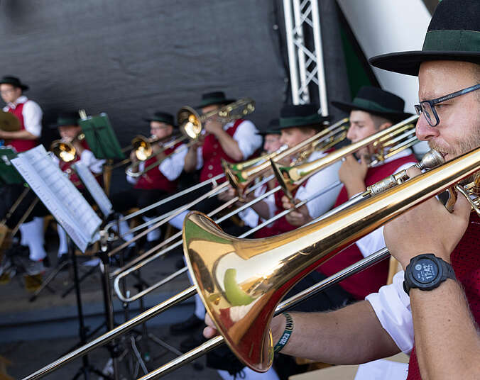 Blaskapelle spielt auf Bühne
