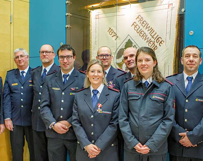 Männer und Frauen in Feuerwehruniformen