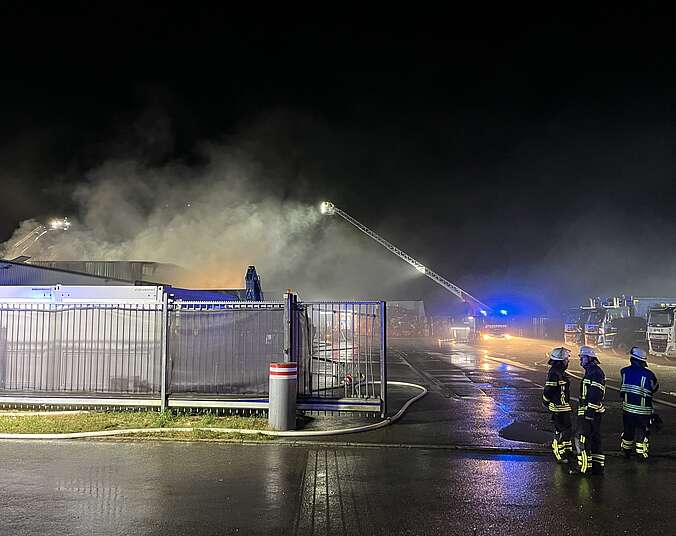 Löscharbeiten bei Nacht
