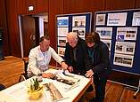 Freddy Pfleiderer informiert an seinem Stand über Barrierefreiheit in Friedrichshafen. Foto: Felix Kästle
