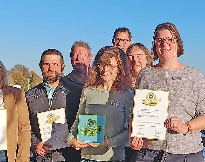 Gruppenbild mit Urkunde