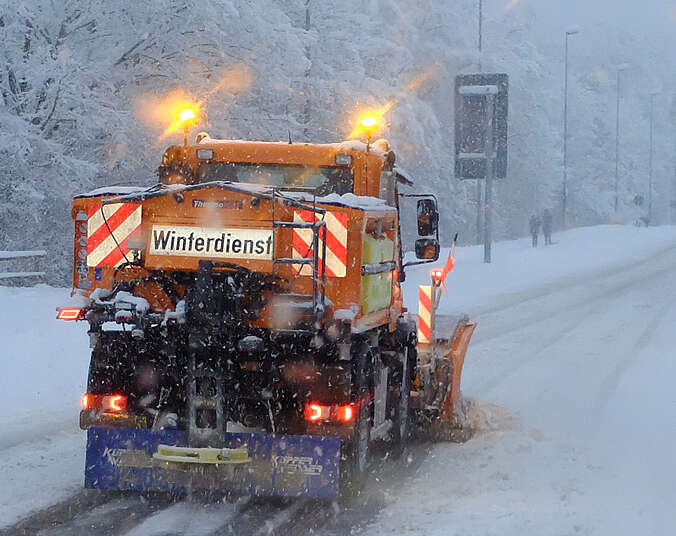 Orange Streufahrzeug mit Warnlicht