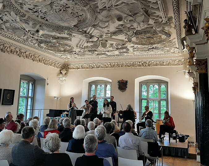 Musiker auf der Bühne mit Publikum