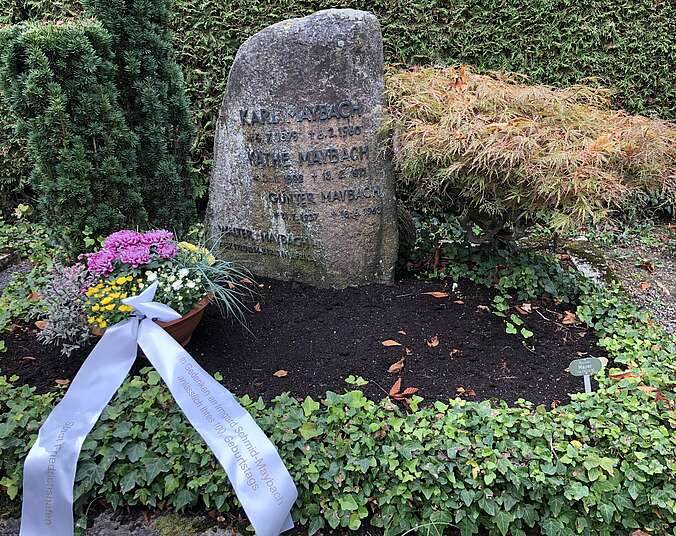 Grab der Familie Maybach mit Blumenschale