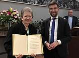 Hildegard Corbo mit Ehrenbrief der Stadt Friedrichshafen und Fabian Müller, Erster Bürgermeister