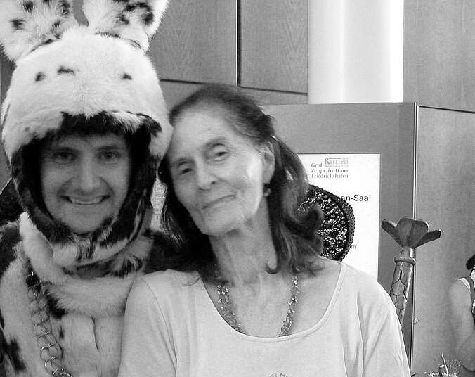 Hella Degen mit dem Seehas (Foto: Stadt Friedrichshafen)