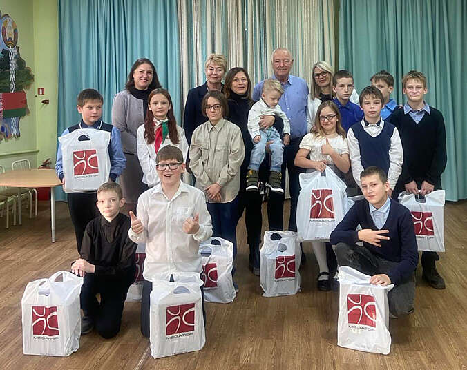 Kinder mit Geschenken (Foto: AK Polozk)