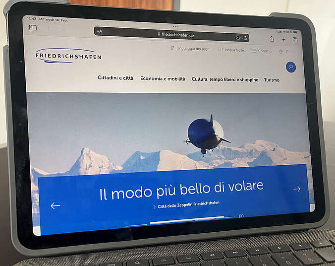iPad mit Startseite der städtischen Website auf italienisch