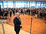 Oberbürgermeister Simon Blümcke spricht vor den Besuchern und Besucherinnen der Einwohnerversammlung. Foto: Felix Kästle