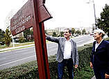 Die stellvertretende Bürgermeisterin Anja Margetic-Stakic, und Bürgermeister Dieter Stauber an der Hinweistafel, die in Sarajevo darauf hinweist, dass Friedrichshafen 1.320 Kilometer entfernt liegt. (Foto: Stadt Friedrichshafen)
