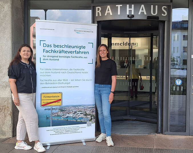 Zwei Frauen stehen vor dem Rathaus.