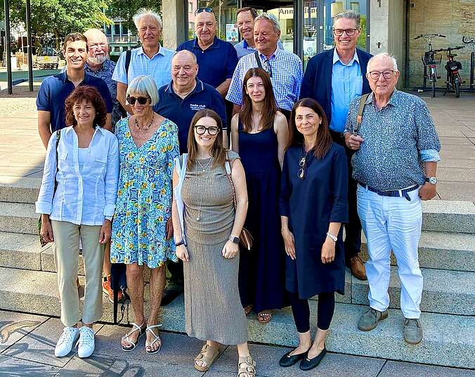 Gruppenbild von Menschen auf Treppe vor Gebäude