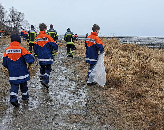 Helferinnen und Helfer beim Müll einsammeln.