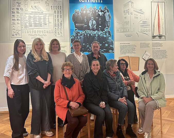 Gruppenfoto mit Jugendlichen und Senioren in Museum