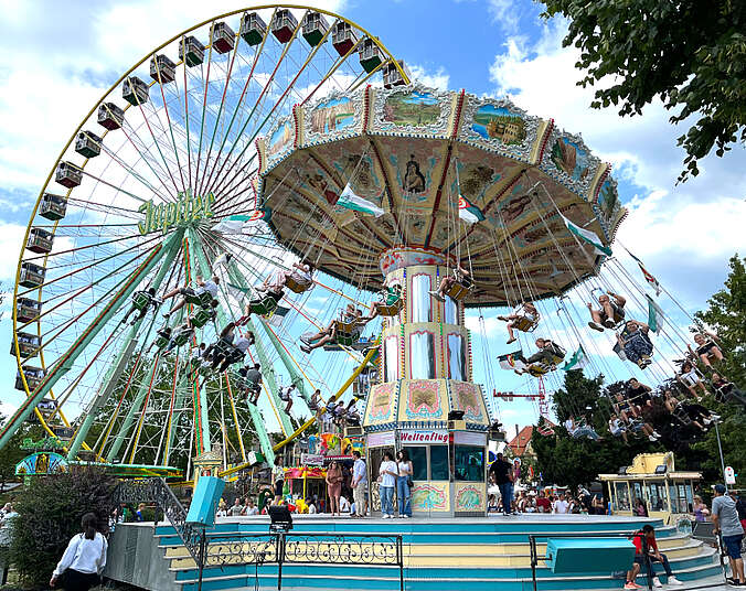 Kettenkarussel und Riesenrad. (Foto: Stadt Friedrichshafen)