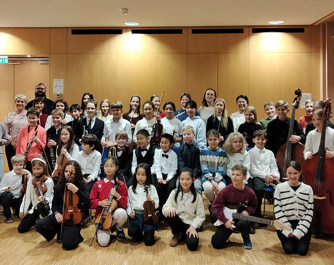 Eine Gruppe Mädchen und Jungen stehen auf der Bühne