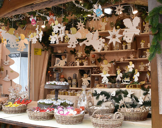 Weihnachtsmarktstand weihnachtlich dekoriert mit Sternen