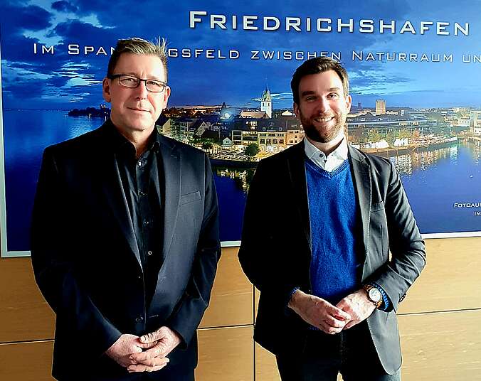 Rainer Hesse und Fabian Müller vor einem Friedrichshafen-Bild