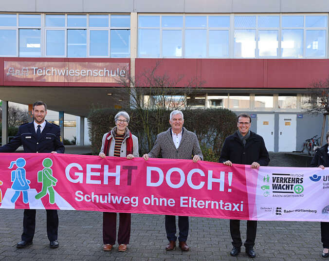 Menschen mit Banner. (Foto: Landesverkehrswacht BW)