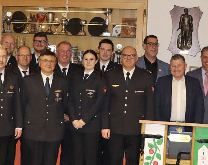 Männer in dunklen Feuerwehruniformen