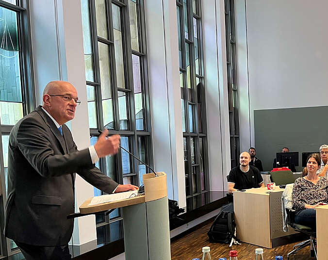 Mann am Rednerpult. (Foto: Stadt Friedrichshafen)